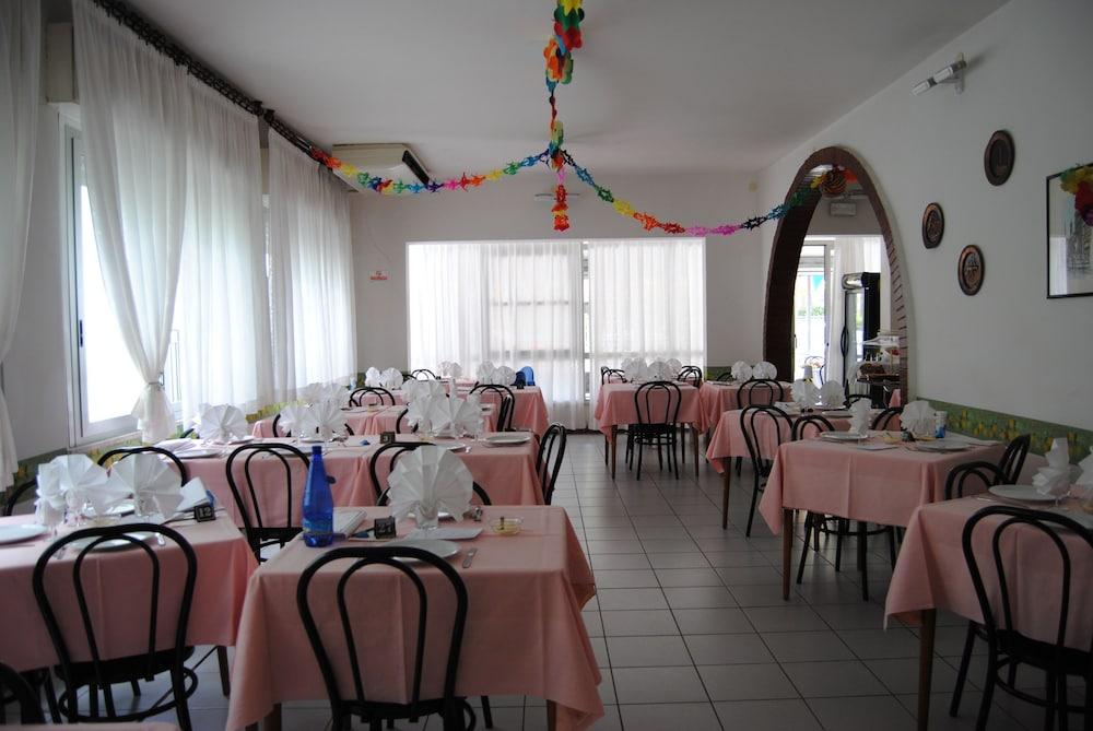 Hotel Trevi Cesenatico Ngoại thất bức ảnh